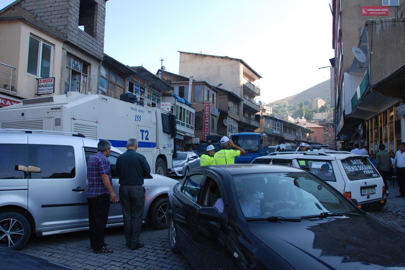"Dere Üstü Islah Projesi" kapsamında iş yerleri polis eşliğinde boşaltılıyor "Dere Üstü Islah Projesi" kapsamında iş yerleri polis eşliğinde boşaltılıyor